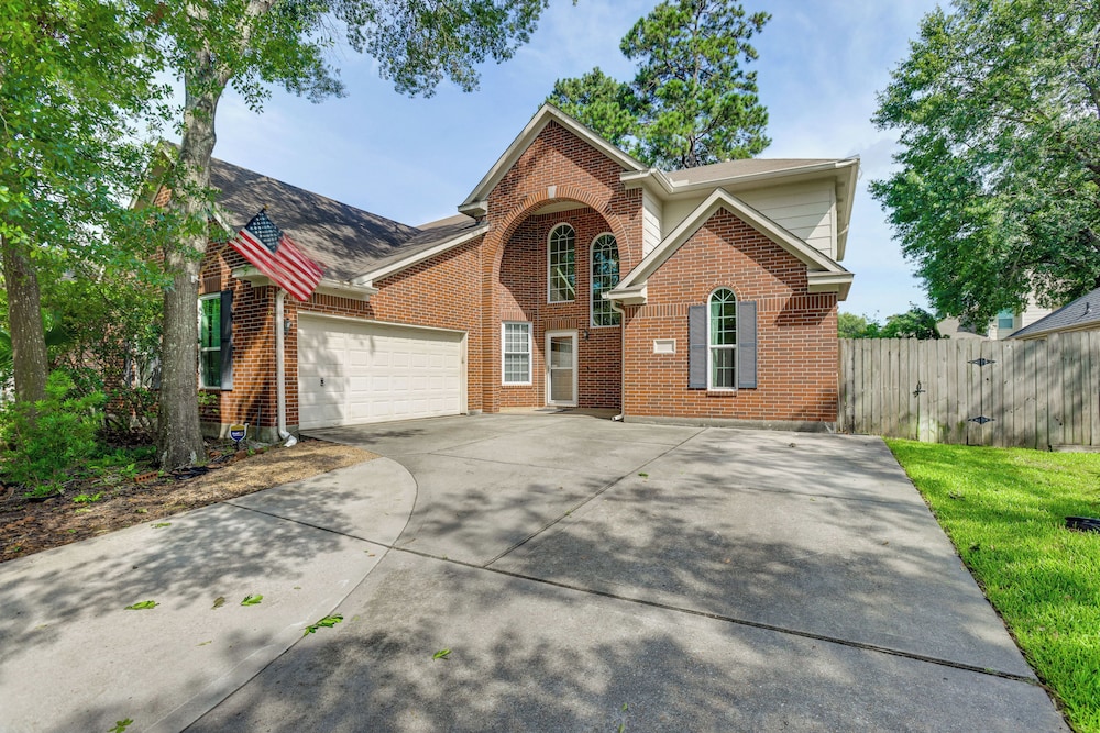 4 Mi to Old Town Spring: Family Retreat w/ Yard!