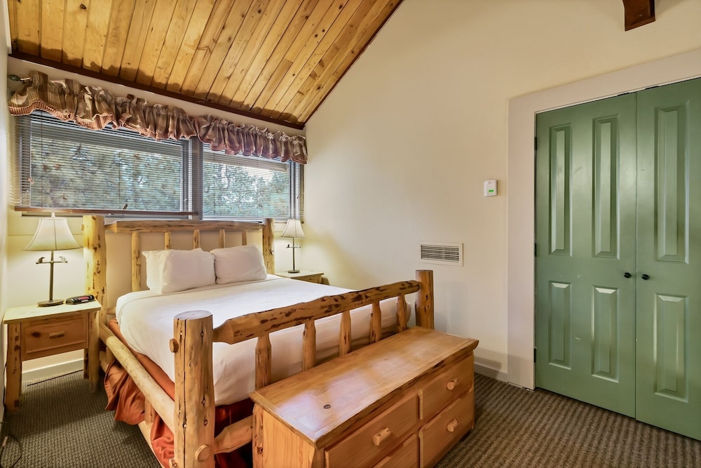 Seventh Mountain 1031 2 Bedroom Condo by RedAwning view 3