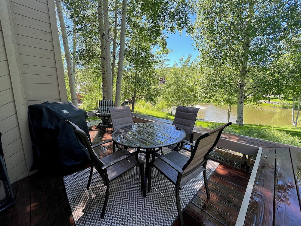 Bonne Vie 2247 Sunny & Spacious 4 Bedroom Condo in the Heart of Elkhorn Village