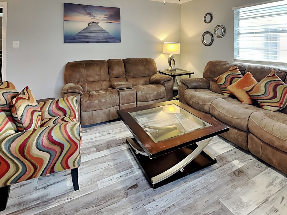 Pleasure Pier Retreat Manor by Ryson Vacation Rentals