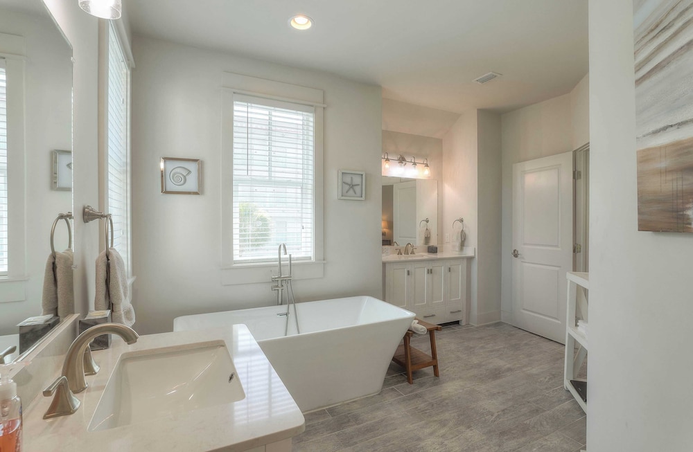 Dunn Inn 2 by Avantstay Walk to Beach, Pool Access, Sleeps 17!