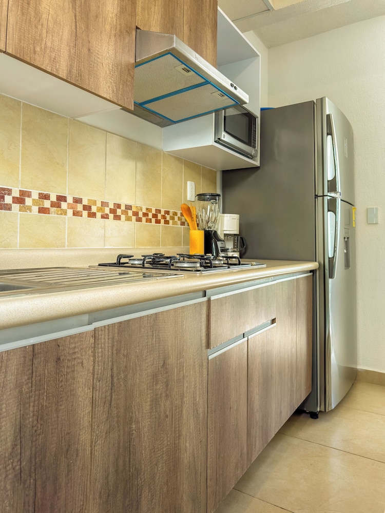 Family House with Pool 10 min airport