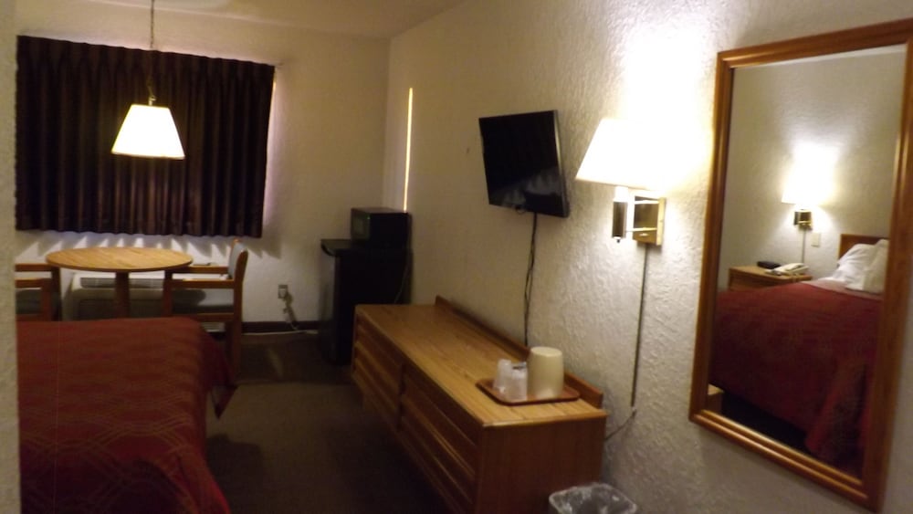 Kansas City Vacations - KCI Lodge - Property Image 4