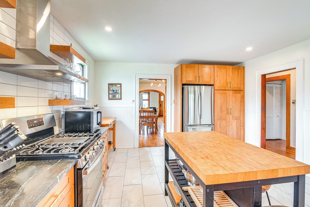 2 Mi to Pleasure Pier: Pet-friendly Gem w/ Yard