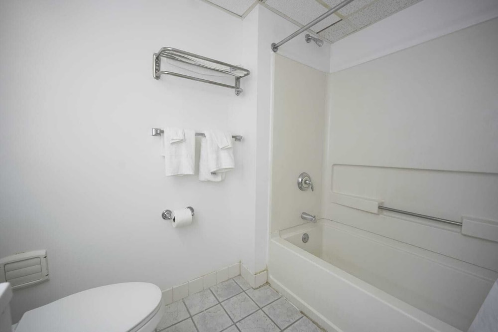 Greenwoods Inn  Suites - Property Image 8