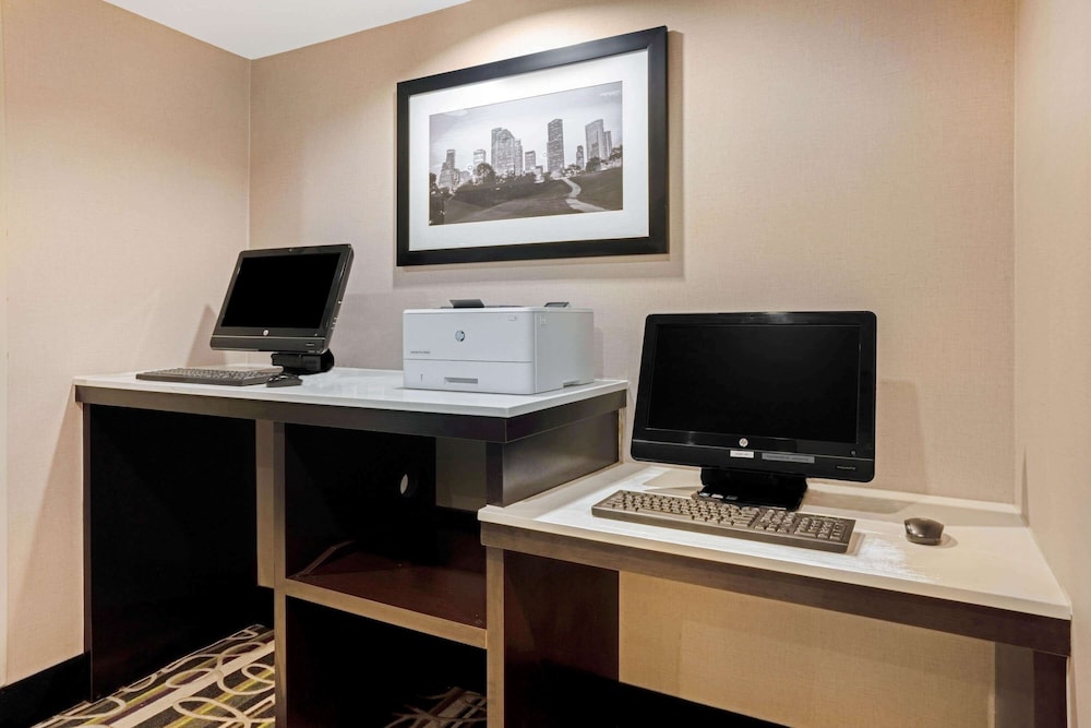La Quinta Inn & Suites by Wyndham The Woodlands/Spring view 4