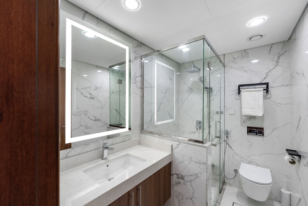 Chic 1BR Canal View at Waves Tower