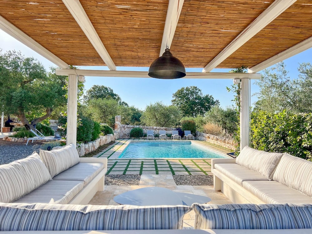 TD Trulli Locobello Stylish Cozy Trulli w Pool view 2
