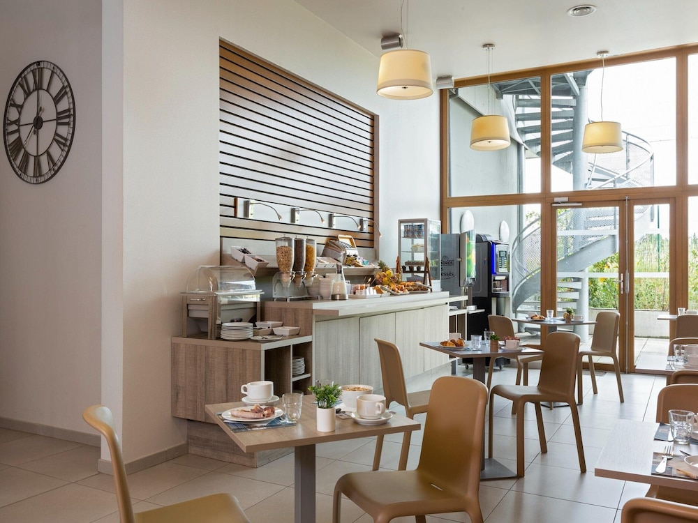 Cozy Retreat Near Geneva for 2 Guests
