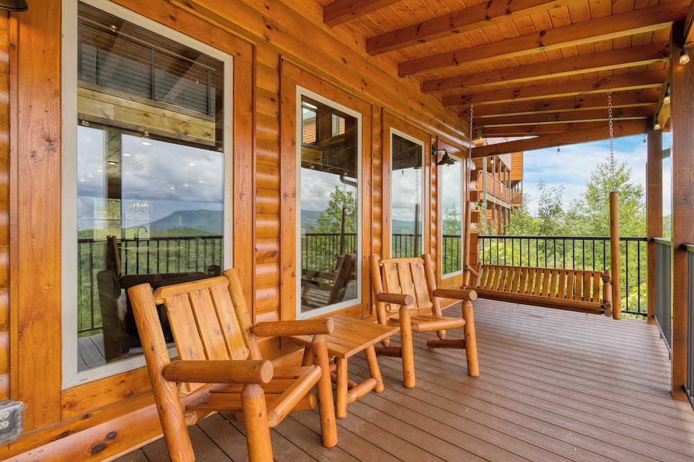 2 Homes Firefly Trail Way by Avantstay Sleeps 28, Indoor Pool + Hot Tub + Movie Theater & Game Room