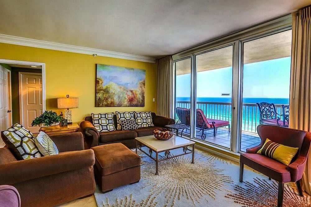 LATITUDE ADJUSTMENT 3 Bedroom Holiday Home by Five Star Properties