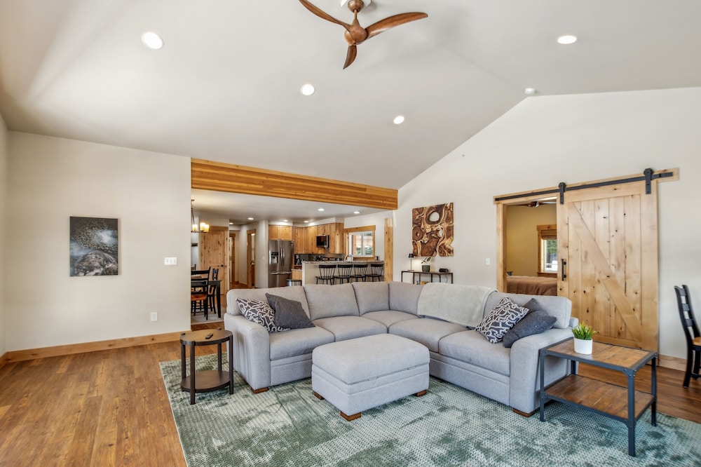 Mountain Retreat With Hot Tub, Game Room And Yard 3 Bedroom Home