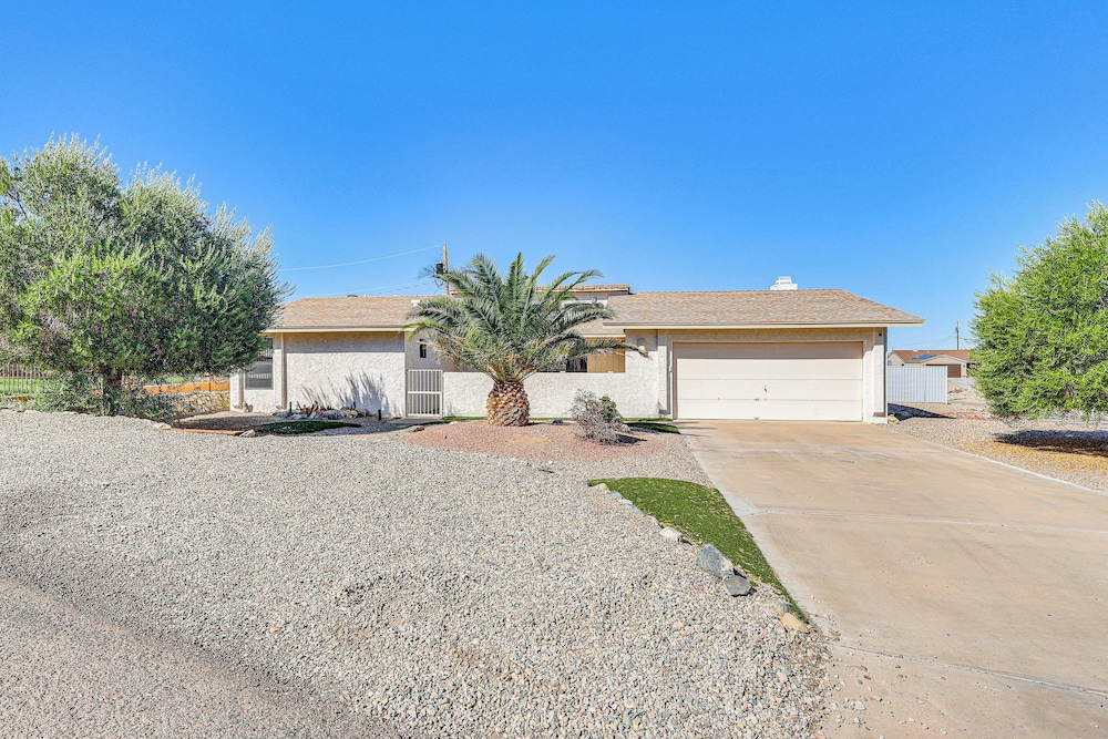 4 Mi to Beach & Boat Ramp: Lake Havasu City Abode!