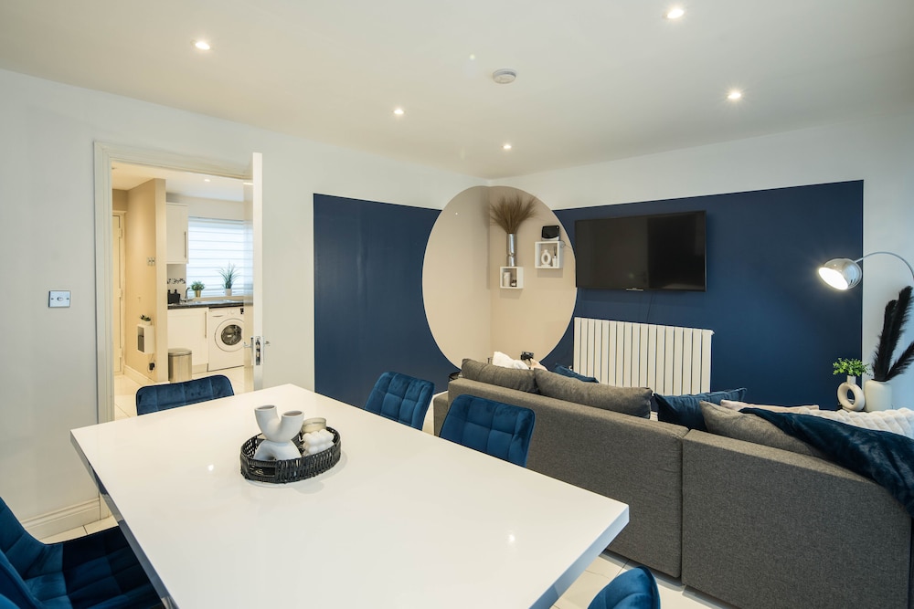 Charming 2-bed House in Central