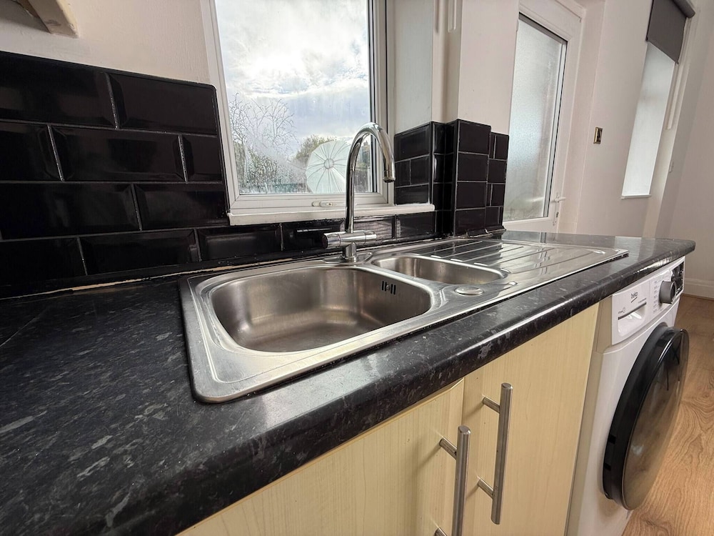 Urban Calm Spacious 3-bed Home With Free Parking