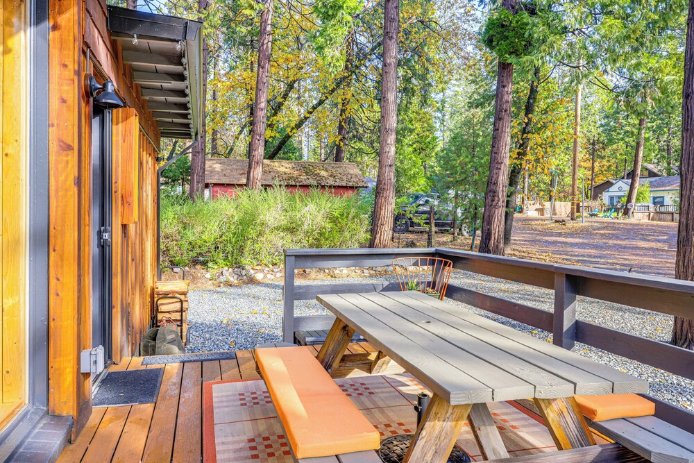 Walk to Golf, Lake: Twain Harte Cabin w/ Fireplace