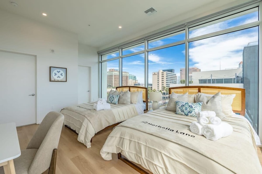 @ Marbella Lane - Sleek Corner Ocean View