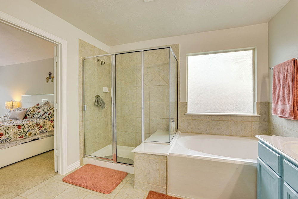 Group-ready Getaway in North Houston!
