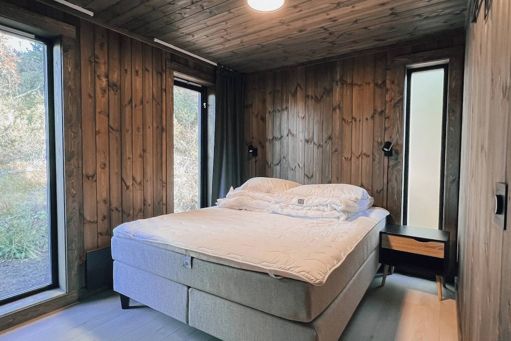 Modern Mountain Cabin - Outdoor Hot Tub - 8 Beds