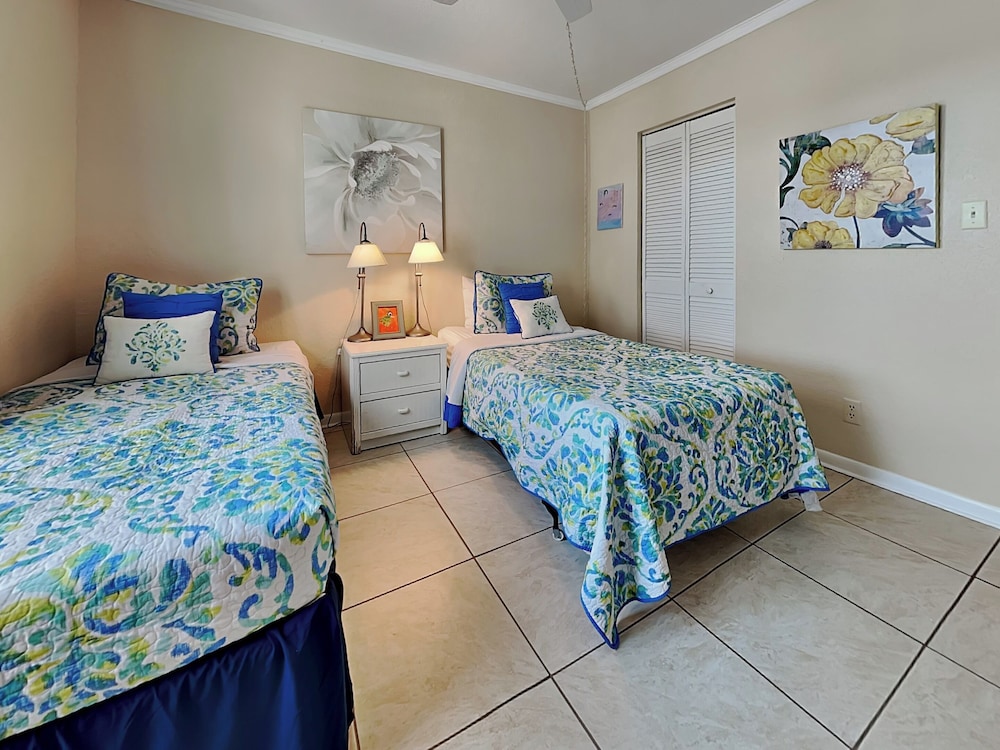 Bahia Vista 9-521 by Distinctive Beach Rentals