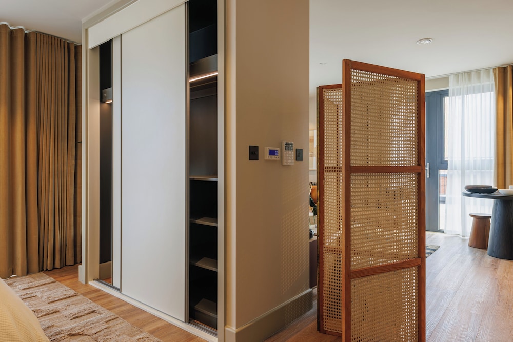 Sophisticated Studio Flat With Rooftop Access