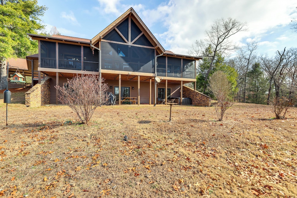 Blue Ridge Orchard Overlook' Cabin w/ Hot Tub