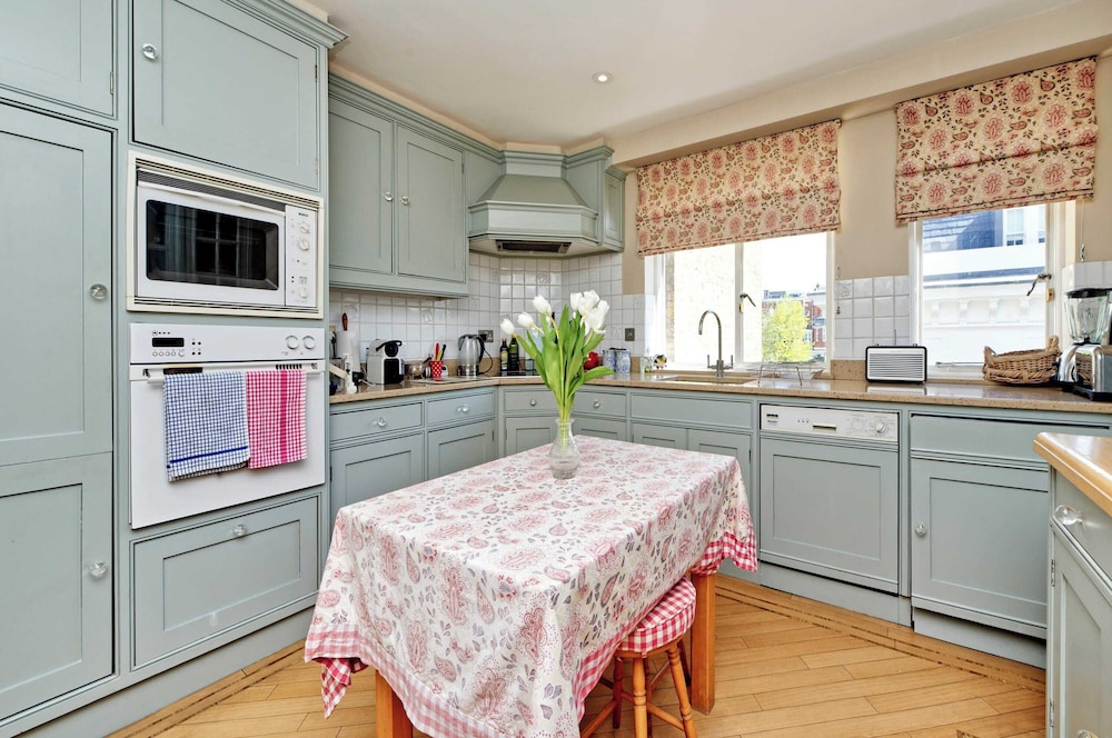 Beautiful & Spacious, 2 Bed in South Kensington