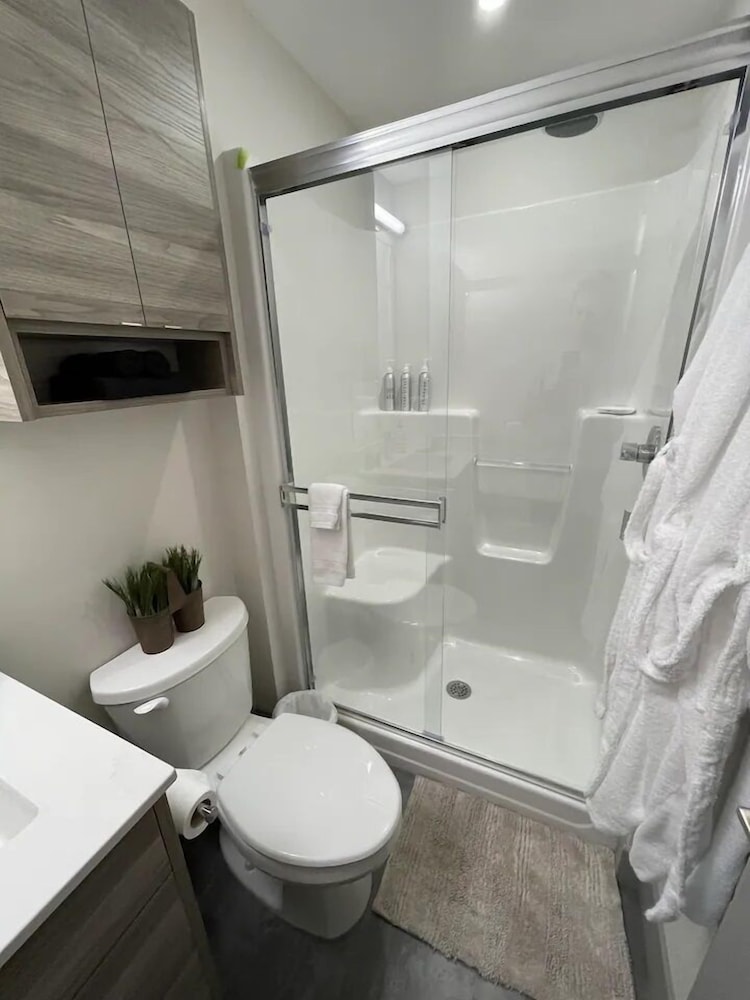 Vernon Vacations - Romantic Lakeside Studio Suite - Property Image 13