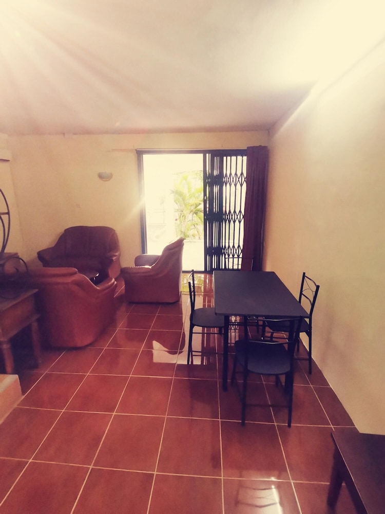 Cheerful 4-bedrooms Beachfront Home Flic en Flac view 2