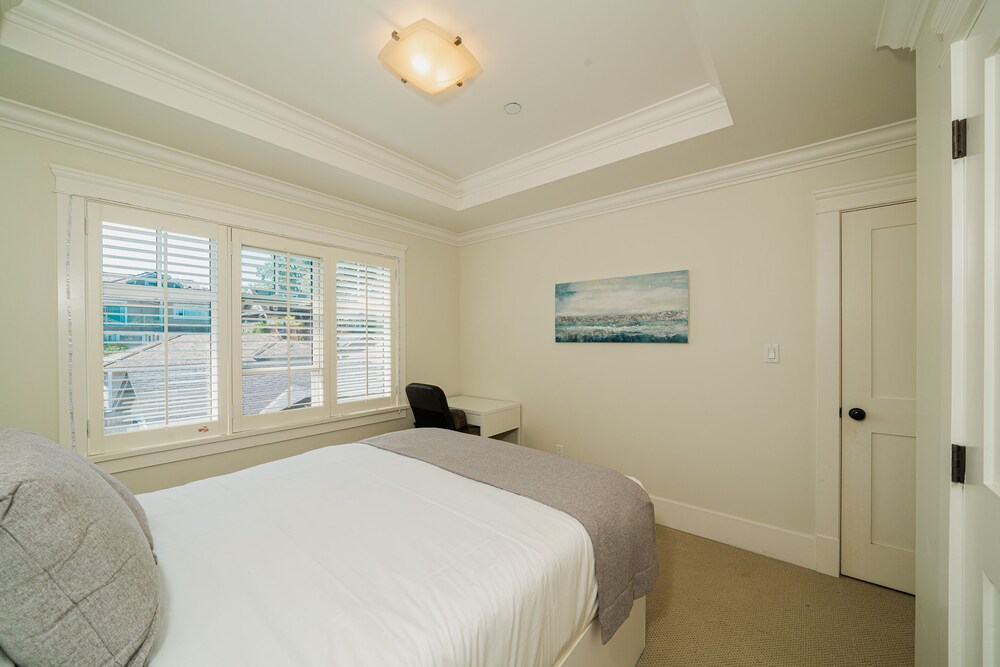 Elegant & Cozy Escape West Vancouver