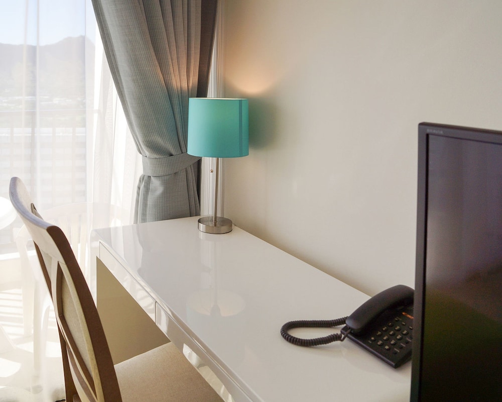 Waikiki Banyan - Ocean View Tower 1 Suite 3209 view 2