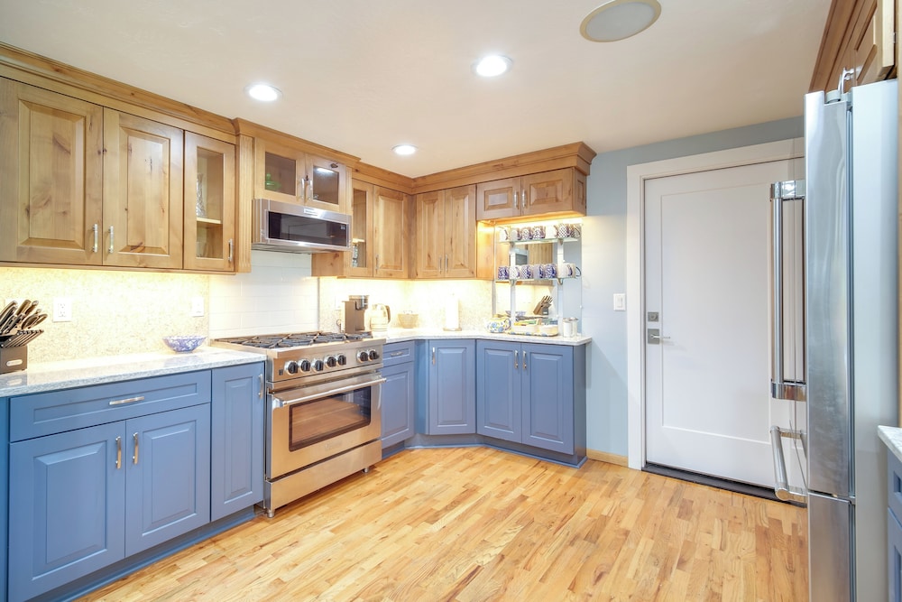 Lovely Riverfront Grants Pass Home: Pool & Hot Tub