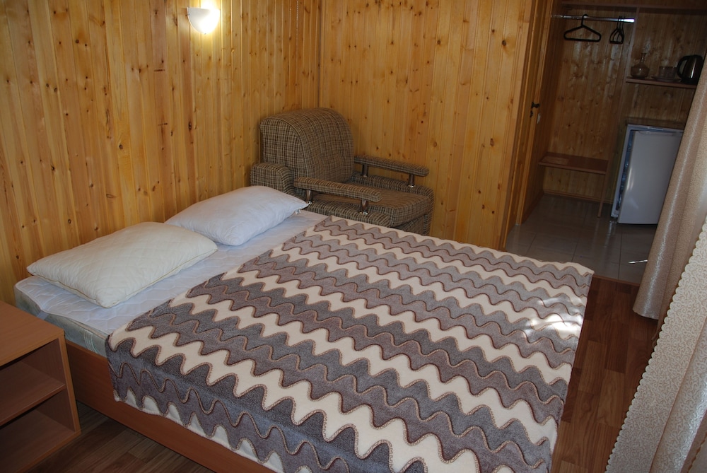 Peak Season Hotel