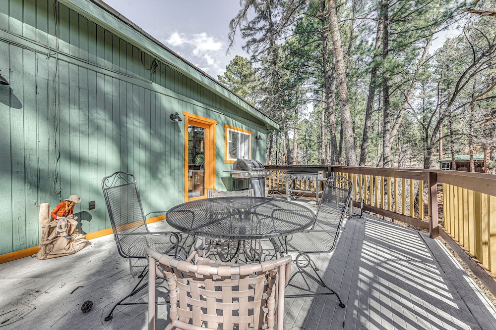 Walk to Midtown Ruidoso: Modern-rustic Cabin
