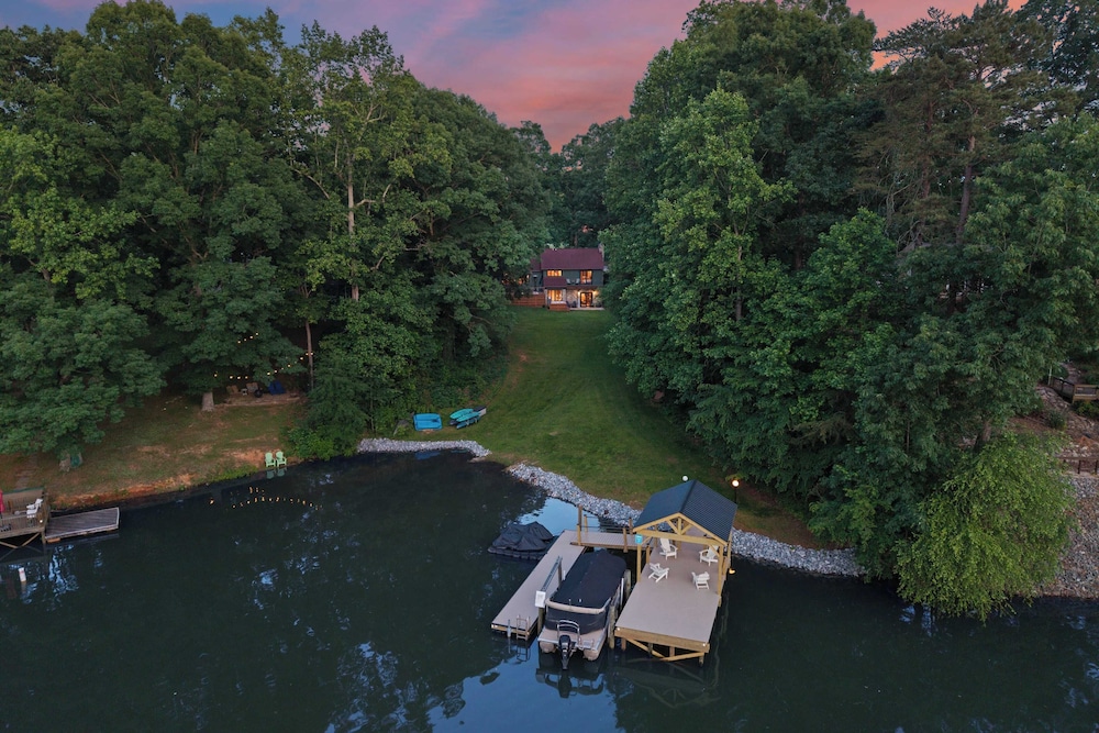 Shady Daze: Waterfront Home w/ Deck, Hot Tub & Lake Views