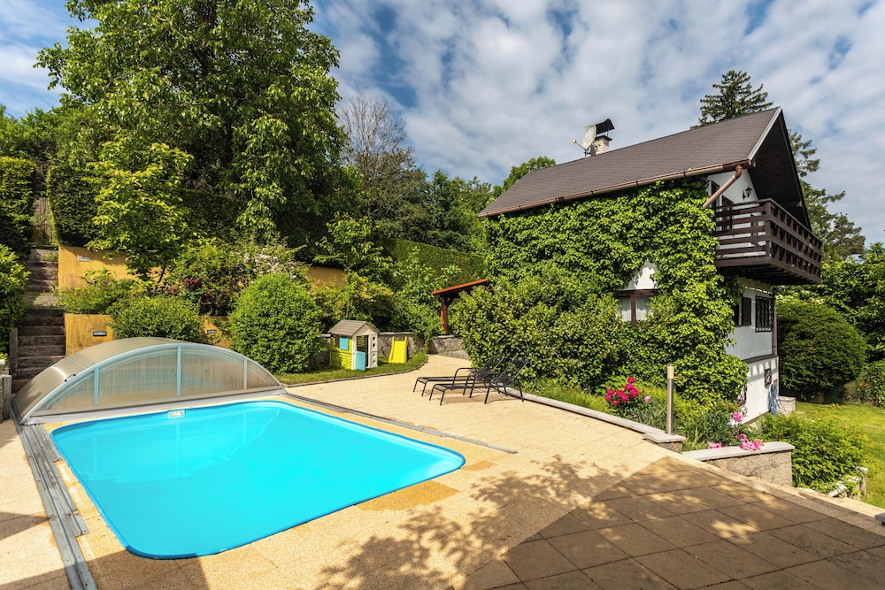 Cottage with pool playground and privacy