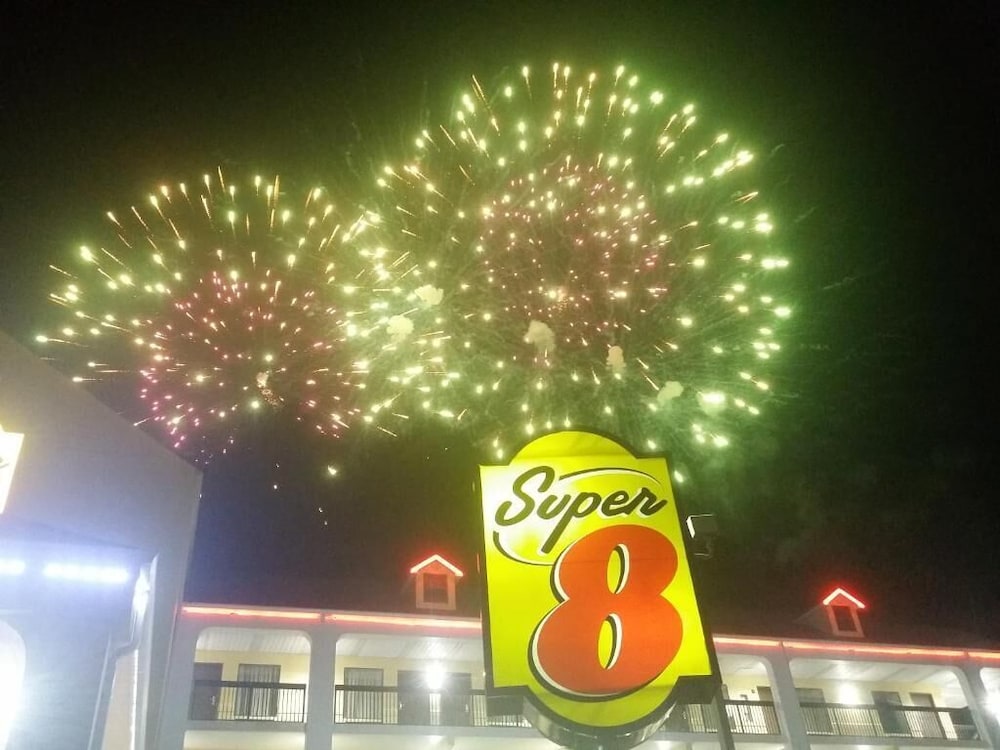 Super 8 by Wyndham Pigeon Forge Dollywood Lane - Property Image 4