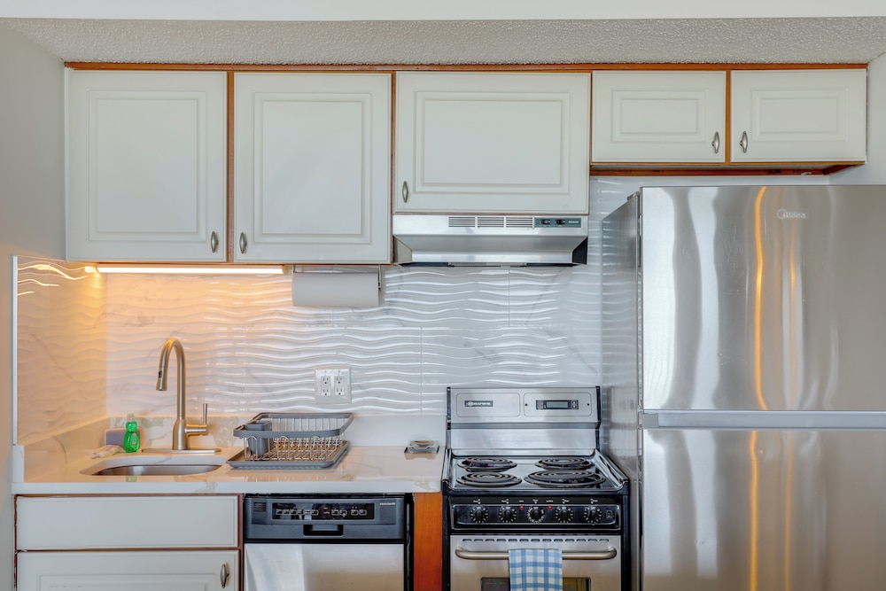 Walk to Myrtle Beach: Condo w/ Views & Pool Access