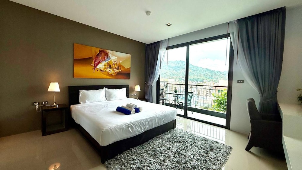 Emerald 307 - Studio With Balcony and Shared Pool