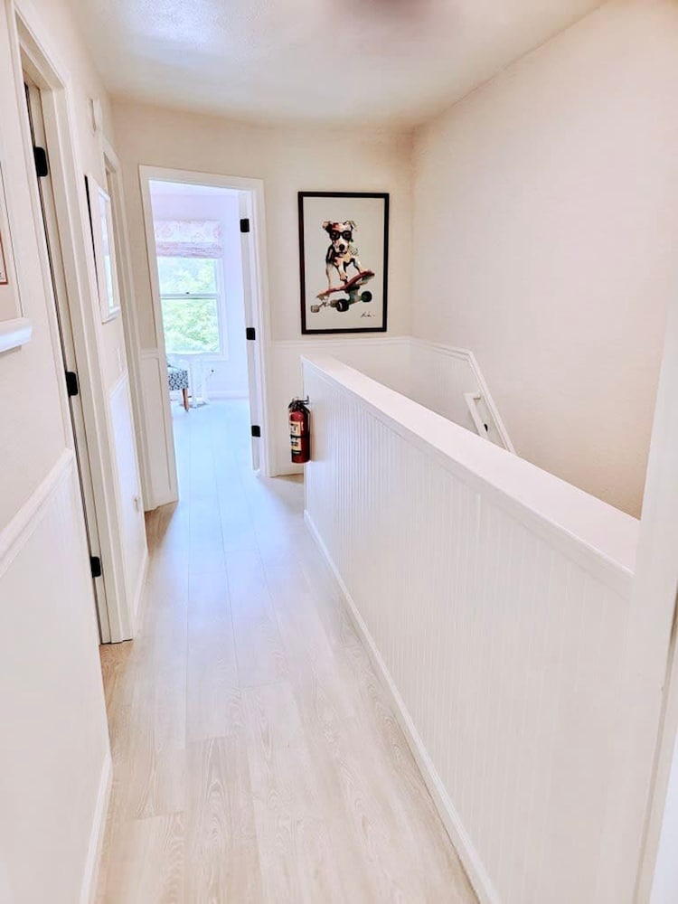 Charming Bayview - Downtown Condo With Pool