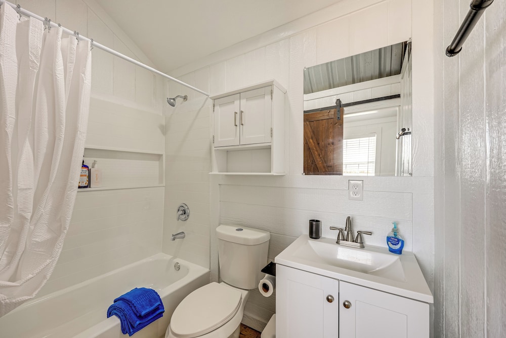 Hike, Hunt & Fish: Pet-friendly Studio in Dilley!