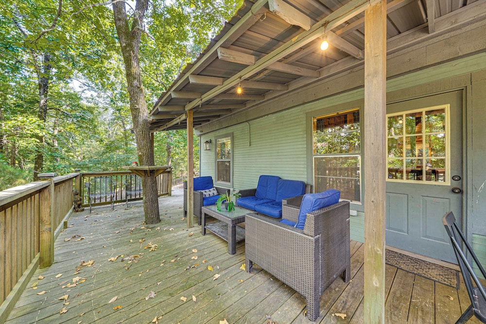 3 Mi to Beavers Bend State Park: Hot Tub Hideaway!