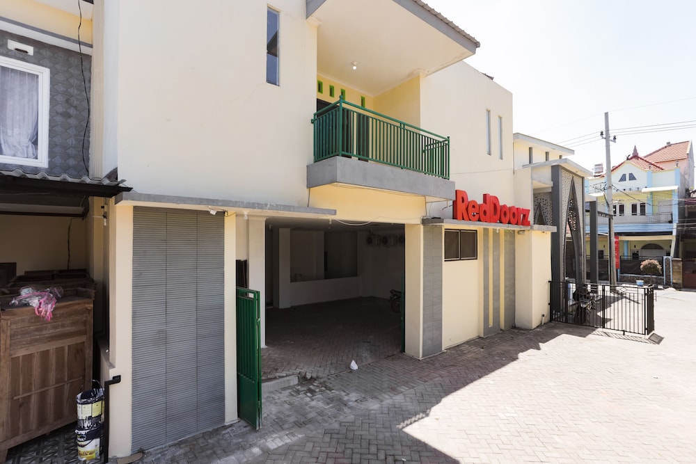 RedDoorz near Plaza Araya 2 view 5