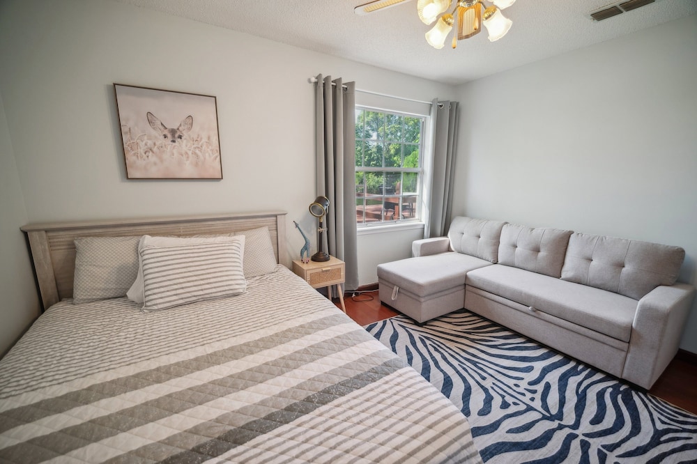 Pondside Perch - Your Waterfront Retreat 3 Bedroom Home