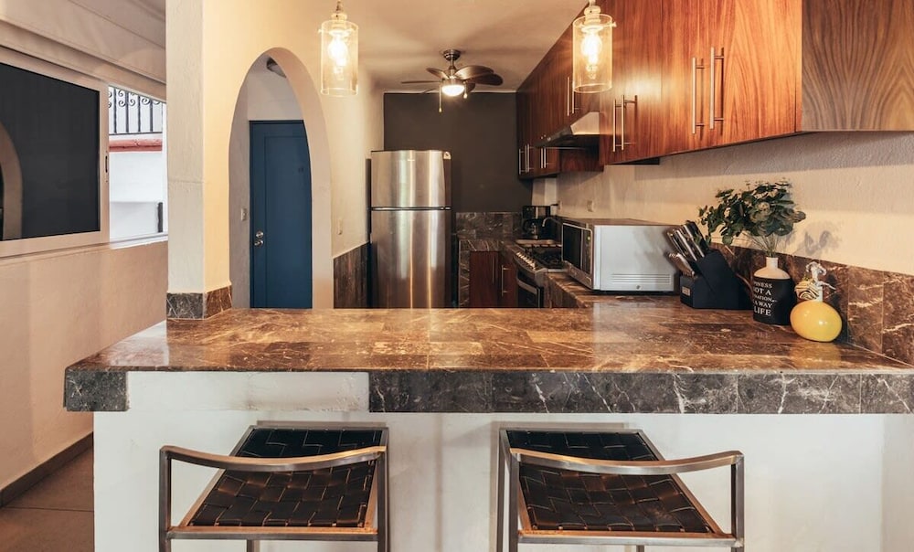 Cozy 2BR King Beds - Rooftop Pool - Fast Wifi