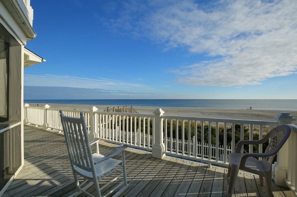 Sweet Dreams Private 4 Bedroom Home by RedAwning