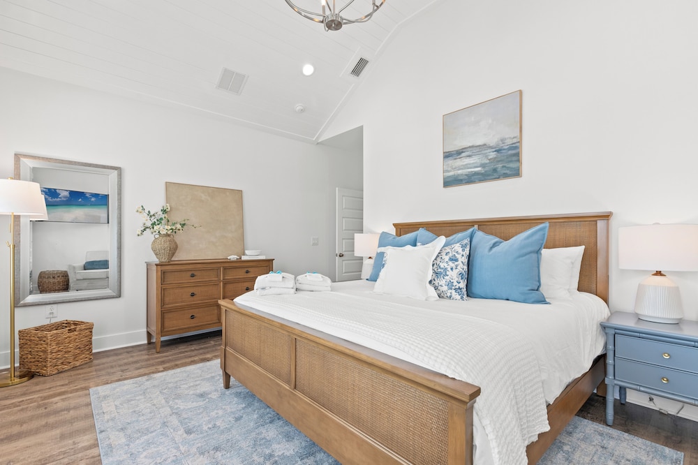 Spacious 6BR Beach Home Sleeps 15 Relax & Reconnect at Coastal Breeze