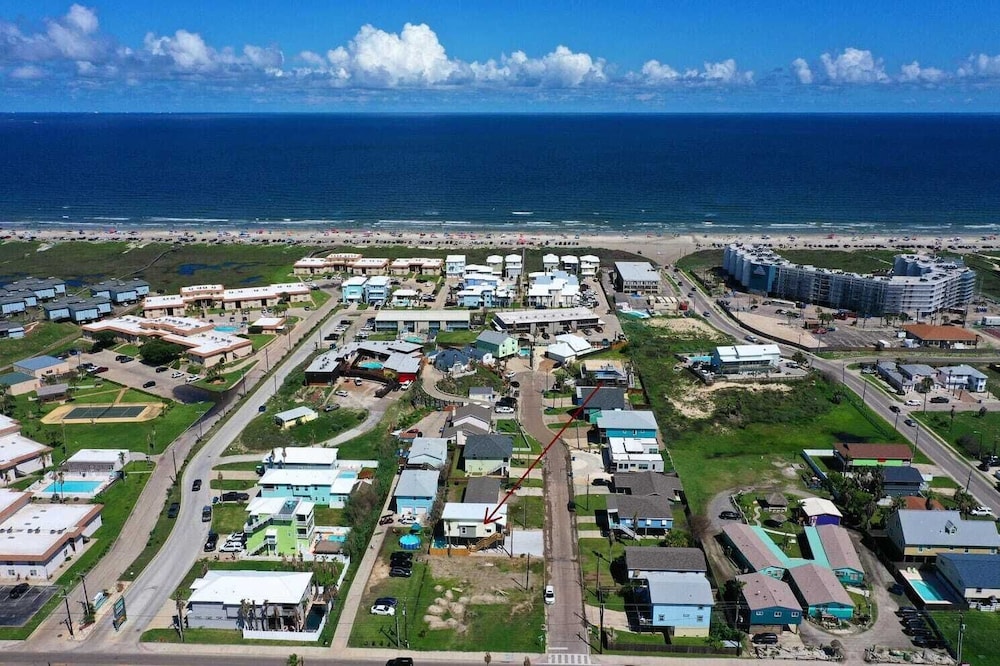 Sleeps 20 2 Modern Homes w/ Private Pool, Deck+patio 3-min Walk to the Beach