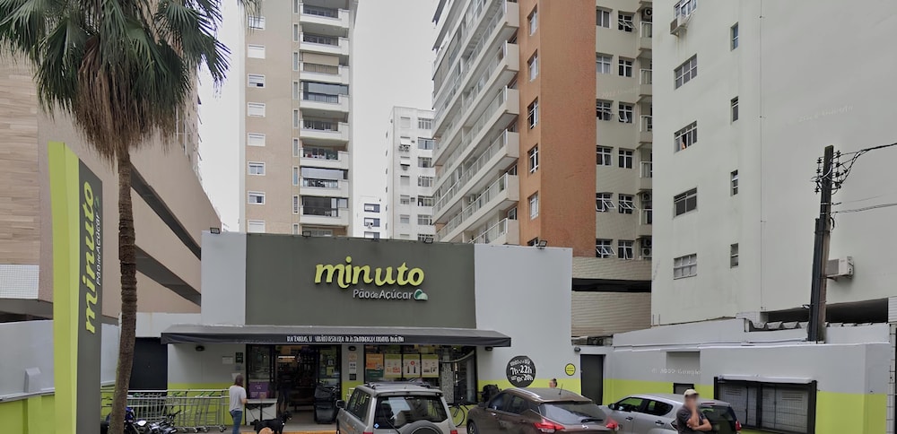 Moderno no Gonzaga a 400m da praia c AC