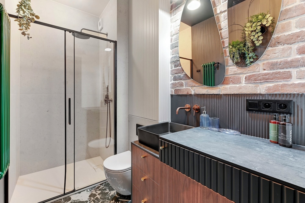 Doki Living - Foodhall & Parking by Downtown Apartments